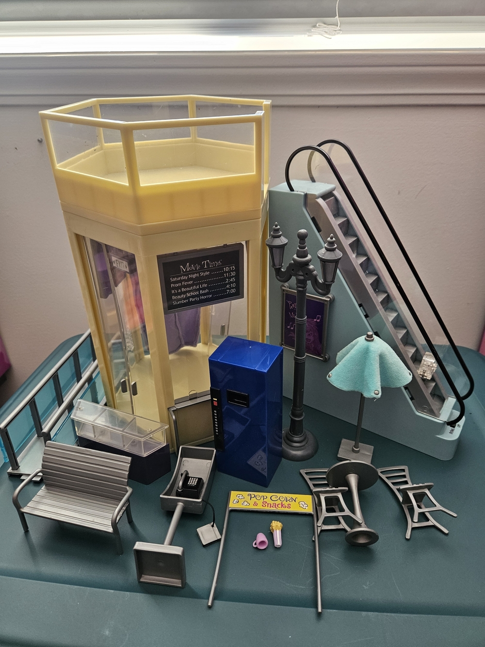 Lil Bratz Mall Doll Playset